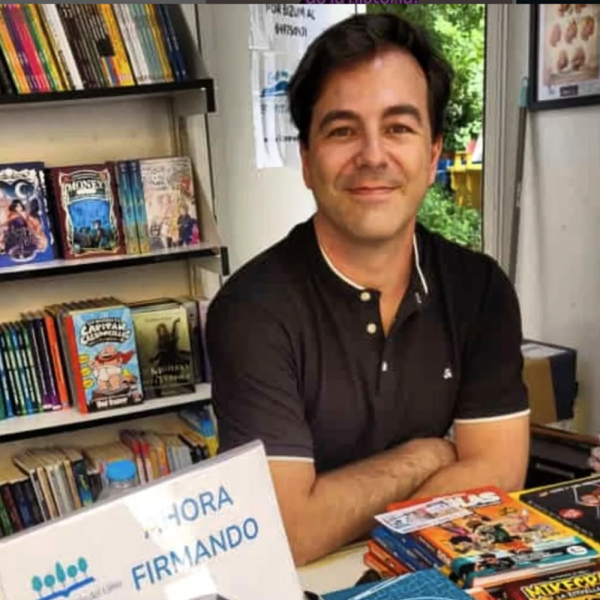Firma en la Feria del Libro de Madrid en 2024