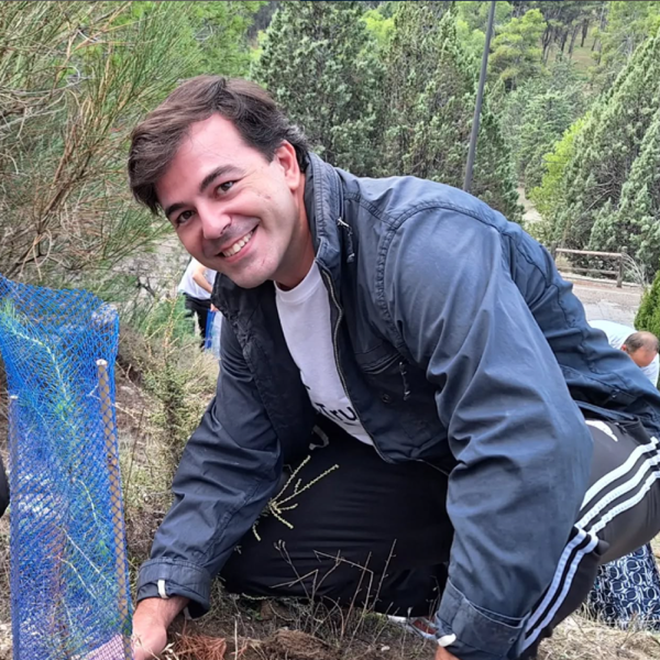 Alejandro Luis García - plantado de árboles